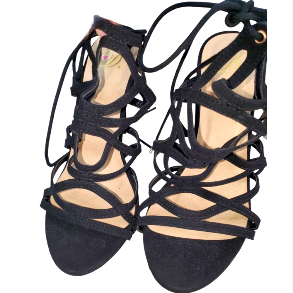 Heart In D Strappy Heels Black 4" Sz 7